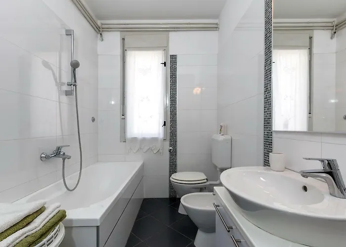 Ariana Πανσιόν 3*