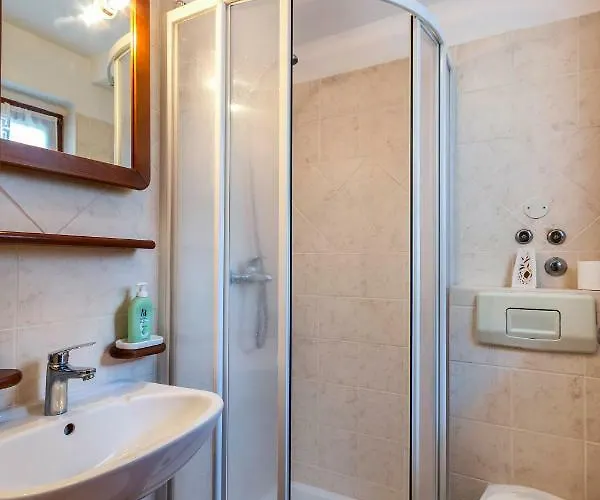 Ariana Πανσιόν Πούλα